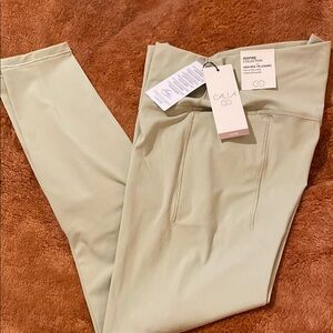 Alia Inspire Collection : 7/8 Leggings hits at the ankle,fiitted Silhouette